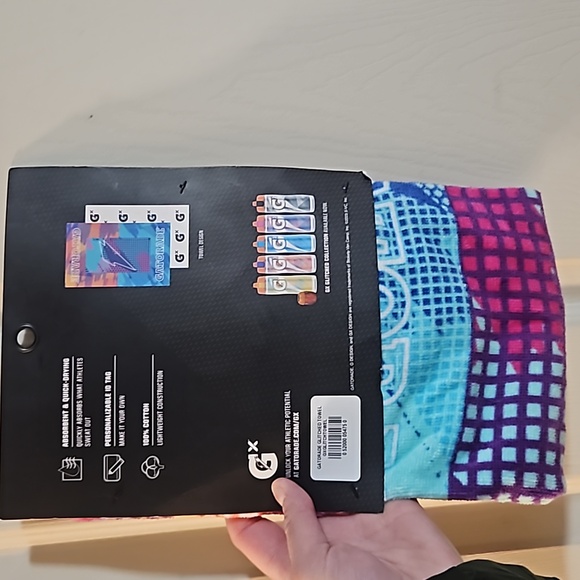 GATORADE GLITCHED COLLECTION SPORTS TOWEL: 16" X 25": NEW WITH TAGS - Picture 6 of 6